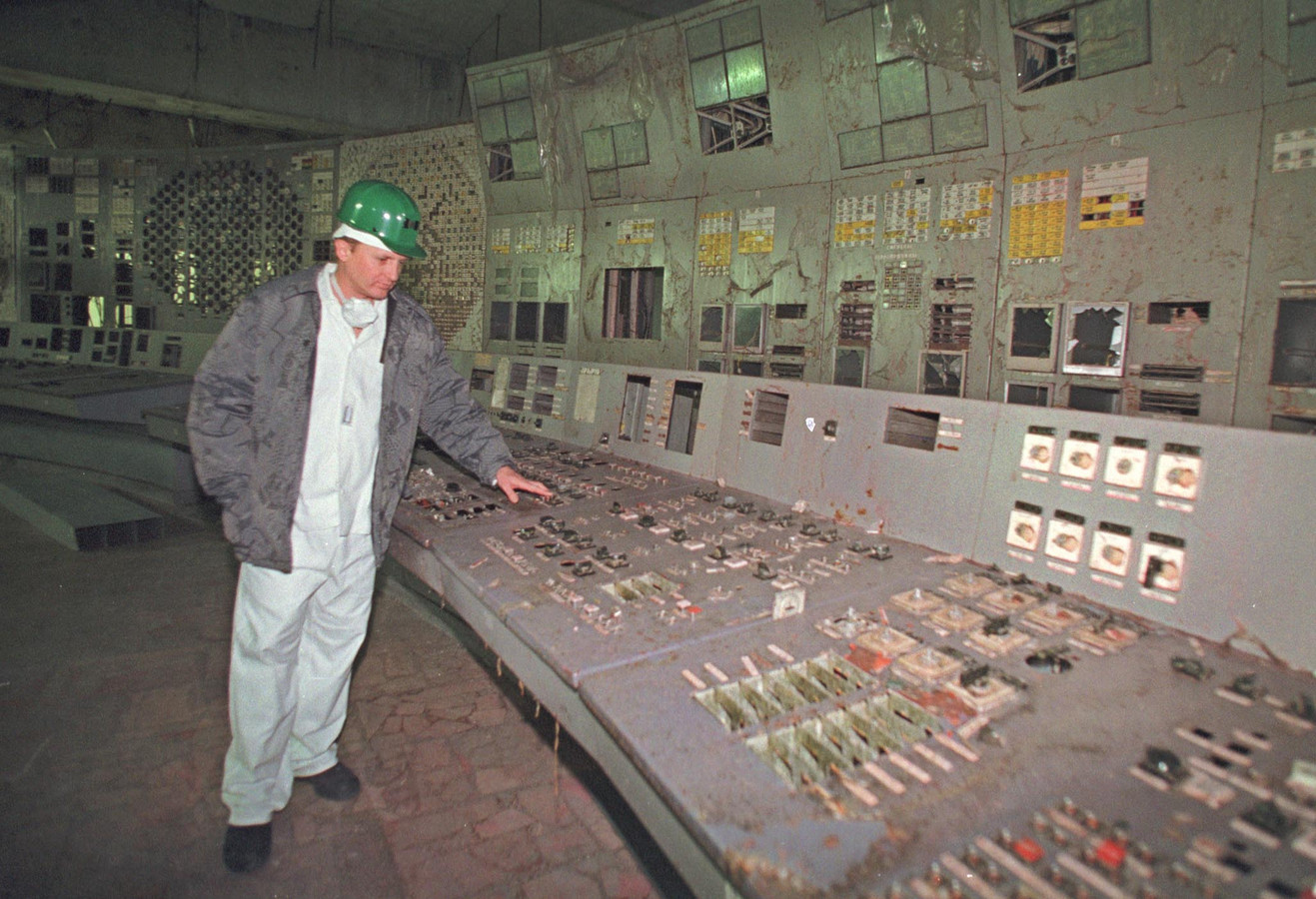 Een ingenieur bij het door ontploffing in 1986 verwoeste controlepaneel van de vierde reactor van de kerncentrale in Tsjernobyl.