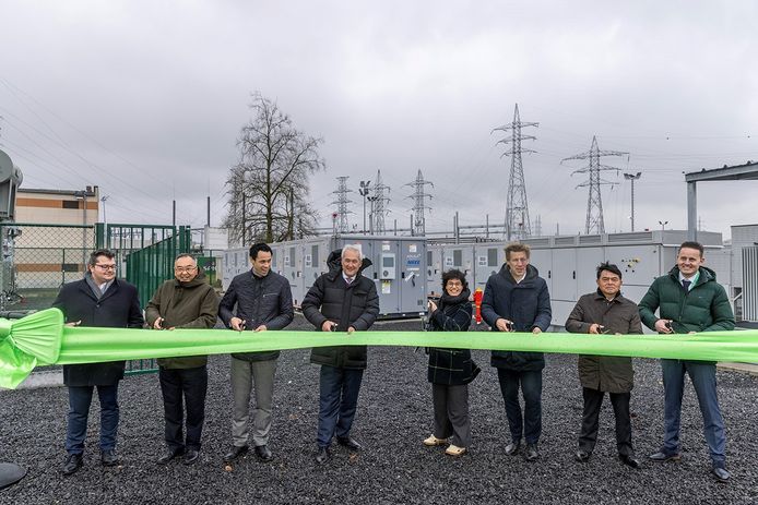 Minister van Energie Tinne Van Der Straeten (vijfde van links) opende Ruien Energy Storage, samen met onder meer burgemeester Philippe Willequet, links naasthaar.