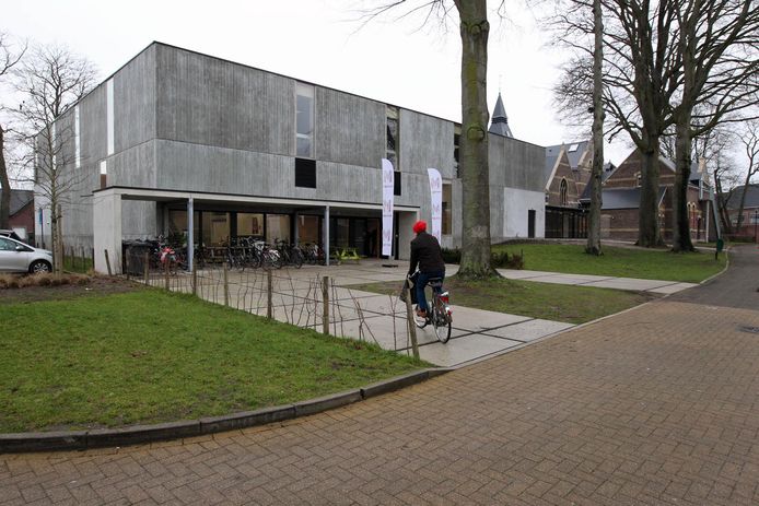 De betonnen nieuwbouw is het meest opvallende deel van het project.