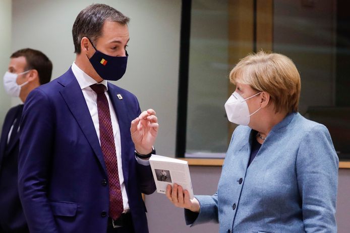 Belgisch premier Alexander De Croo (Open Vld) en Duitse Bondskanselier Angela Merkel in gesprek op de eerste dag van de Europese top in Brussel. (15/10/2020)