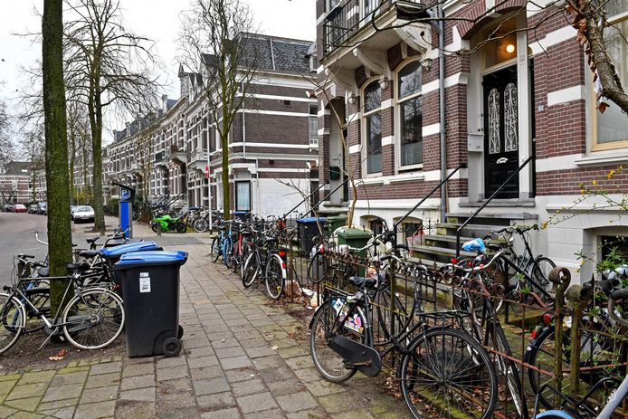 Een reeks studentenhuizen in de Nijmeegse Burghardt van Den Berghstraat. Omwonenden van studentencomplexen in meerdere delen van de stad klagen al jaren over overlast. Onder meer van massa's fietsen op de stoepen.