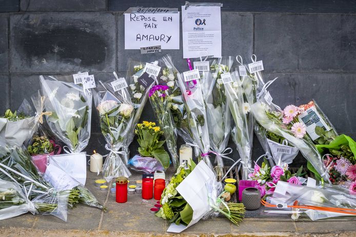 Bloemen op de Avenue Reine Astrid ter nagedachtenis van de doodgeschoten agent.