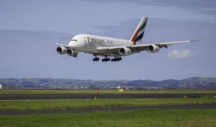 Archieffoto. Een Airbus A380 van Emirates, vertrokken in Dubai, landt in Auckland, zo'n 14.200 kilometer verder.