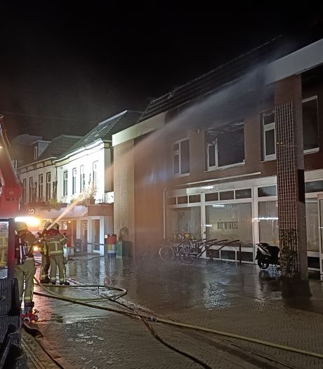 Brandweer heeft uitslaande brand in appartement in Winterswijk snel onder controle, pand wel volledig verwoest