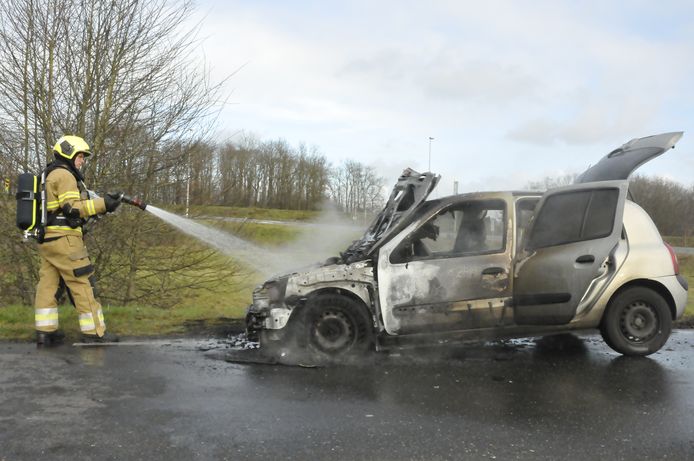 De bestuurder van de uitgebrande auto in Heesch raakte niet gewond.