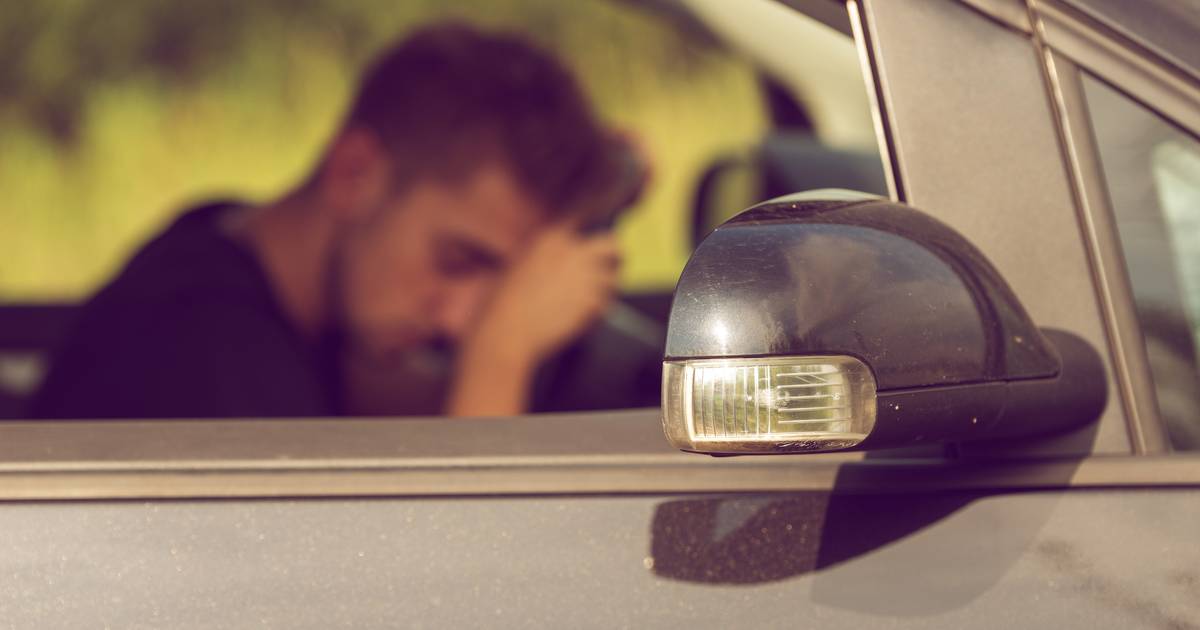 Dronken automobilist blijft in auto zitten na botsing met lantaarnpaal.