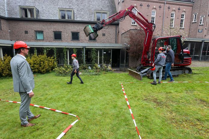 De start van de renovatie van het Gemertse kasteel, enkele weken geleden.