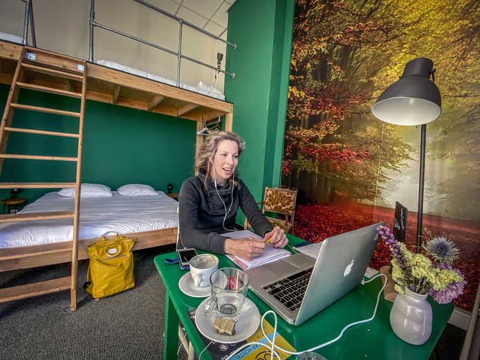Lonne Gosling als huurder van een werkkamer in hostel Roots.