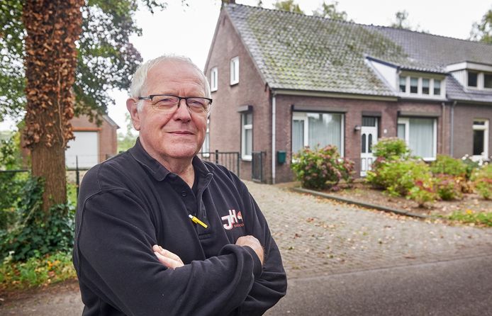 Jan Heesakkers uit Keldonk voor zijn geboortehuis aan de Sluisweg.