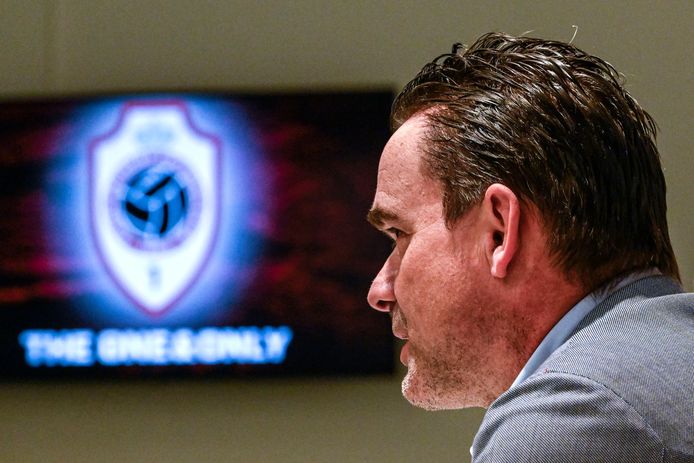 Marc Overmars tijdens z'n voorstelling als nieuwe directeur voetbalzaken van Antwerp.