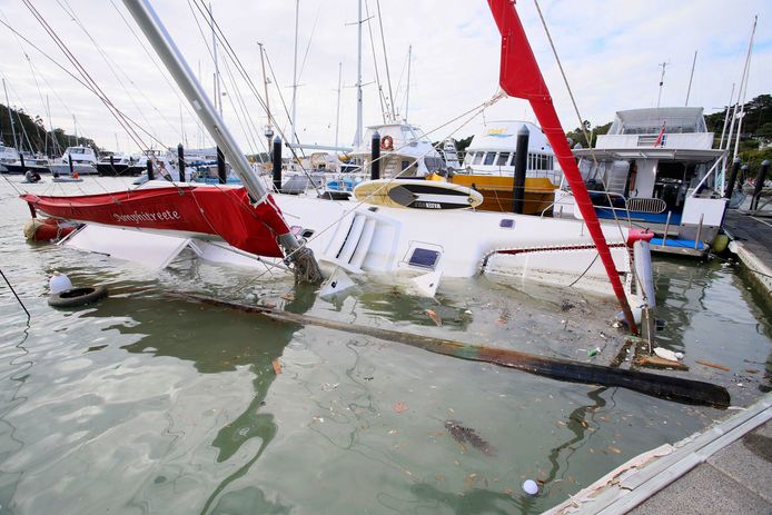 Een ondergelopen boot in de haven van Tutukaka in Nieuw-Zeeland.