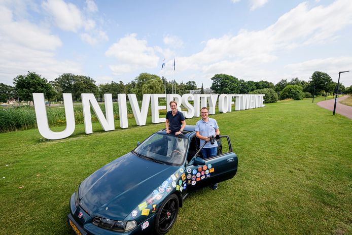 UT-studenten Hidde Zijlstra (donkerblauw) en Dennis Peeters trekken deze zomer 3 weken lang met een goedkope tweedehands bolide door Europa. Tijdens hun reis gaan ze op bezoek bij zoveel mogelijk UT-alumni.