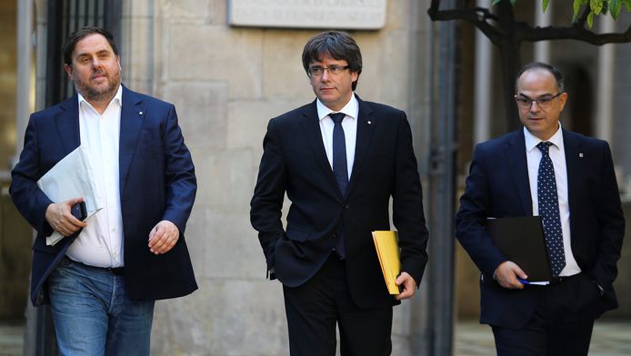 De Catalaanse premier Puigdemont (midden) vanmorgen voor het begin van de ministerraad in Barcelona.