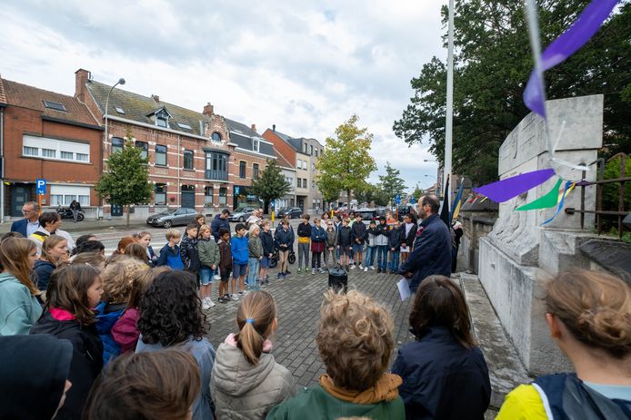 Leerlingen brengen hulde aan slachtoffers Fort van Walem | Mechelen ...