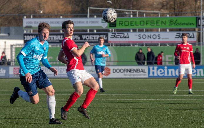 DOVO-voetballer Ebbe Wenting (tweede van links) kijkt de bal achterna.