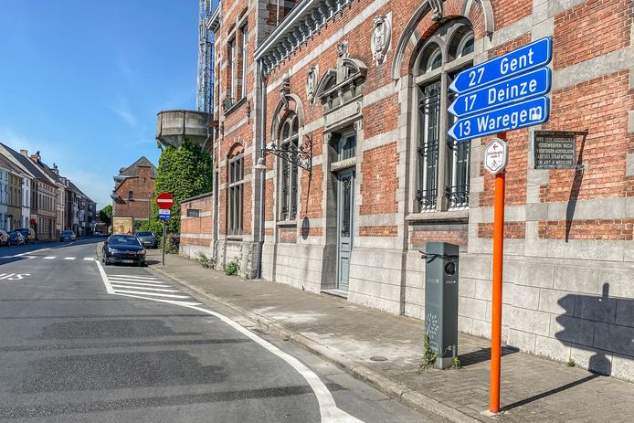 Een vreemde verkeerssituatie aan station in Oudenaarde. Het is volgens de schepen van Mobiliteit ook een mysterie wie de wegwijzers geplaatst heeft.