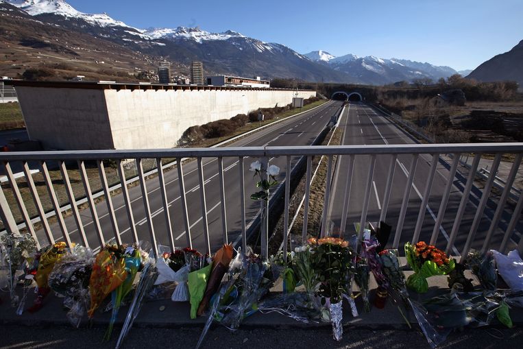 Bloemen en knuffels bij de ingang van de tunnel na het fatale ongeluk. Beeld Getty Images