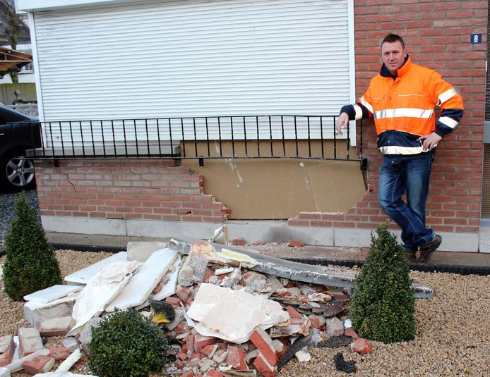 Bewoner Feim Krasniqi bij het gat dat de brandweer dicht timmerde.