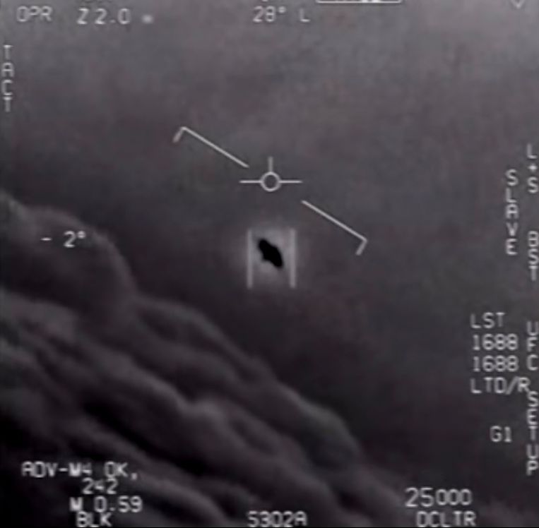 Een screenshot van de infraroodbeelden van de straaljagers die de vliegende objecten konden filmen. Beeld AFP