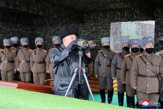 Kim Jong-un hield vrijdag toezicht op de militaire drill. Alle aanwezigen op de foto, met uitzondering van Kim zelf, dragen zwarte mondmaskers.