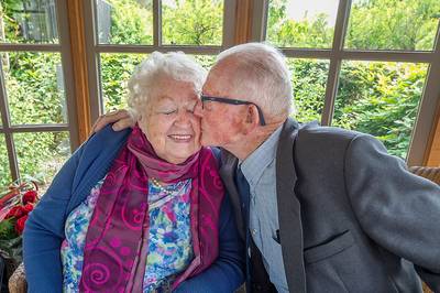 Jos en Rietje Kouters zijn het bekendste echtpaar van Noordhoek; nu vieren ze hun platina huwelijk