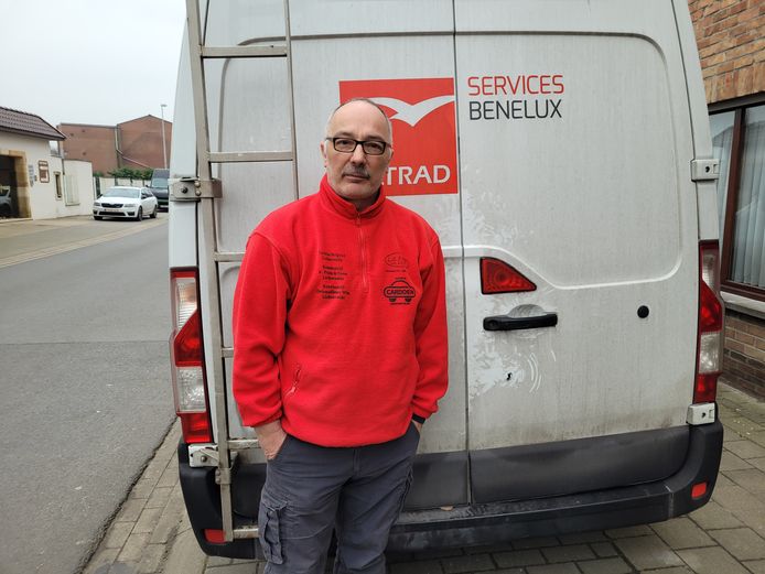 Jurgen Vanthuyne van Altrad bij zijn geplunderde bestelwagen in de Moerdijkstraat.