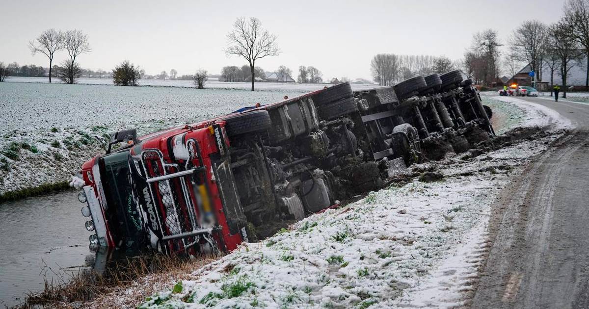 Vrachtwagen op zijkant in sloot terecht gekomen op Fiveldijk in Garsthuizen