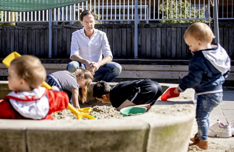 Minister-president Mark Rutte eerder dit jaar tijdens een bezoek aan een kinderopvang in Pijnacker. Beeld ANP
