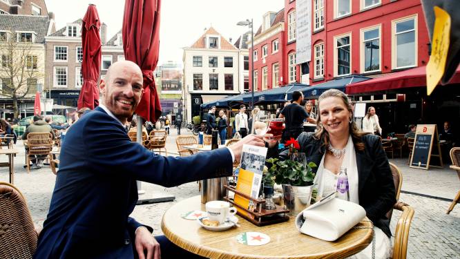 Sven (32) en Pamela (36) zijn getrouwd en vieren dat... op het net geopende terras in Utrecht
