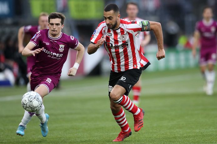Adil Auassar (r) in duel met Iñigo Córdoba.