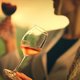 Vergeet witte wijn en rosé: oranje wijn is hét zomerdrankje van 2020