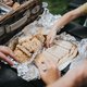Blijft je meegenomen brood langer vers in een plastic zakje of in aluminiumfolie?