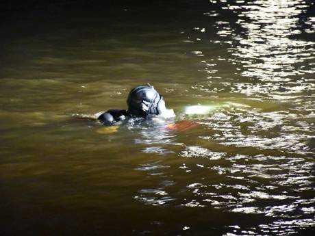 Hulpdiensten massaal naar Vroomshoop nadat auto te water raakt, maar bestuurder is spoorloos