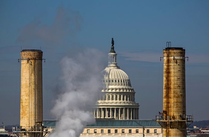 De koepel van het Amerikaanse parlementsgebouw in de achtergrond van de kolencentrale Capitol Power Plant in Washington DC.