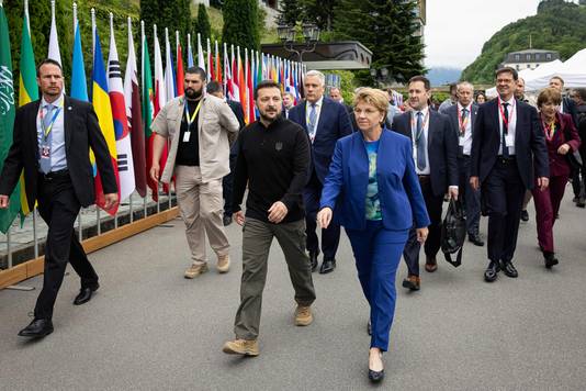乌克兰总统泽连斯基和瑞士总统维奥拉·阿姆赫德抵达瑞士度假胜地布尔根施托克参加为期两天的和平峰会。 