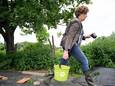 Minister Petra De Sutter kwam helpen op de zorgboerderij De Plek in Werchter.