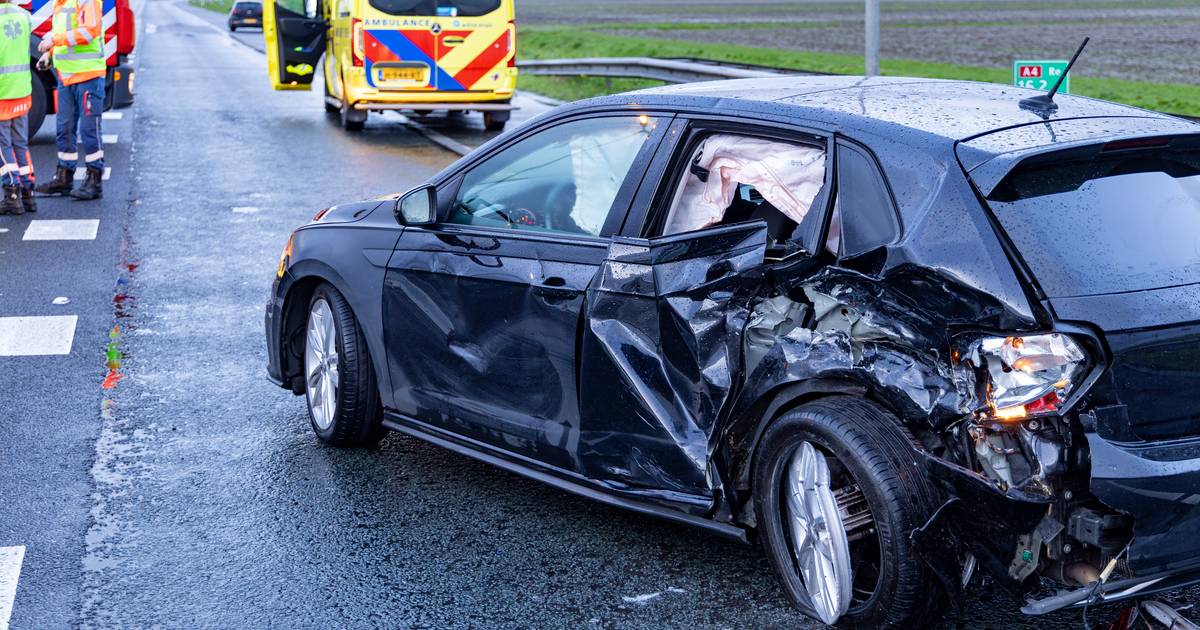 Ongeval met zestien auto’s op ‘spekgladde’ A4: gewonde naar ziekenhuis, negen auto’s afgevoerd.