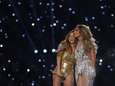 Shakira flink ‘over de tong’ na opvallende actie tijdens Super Bowl