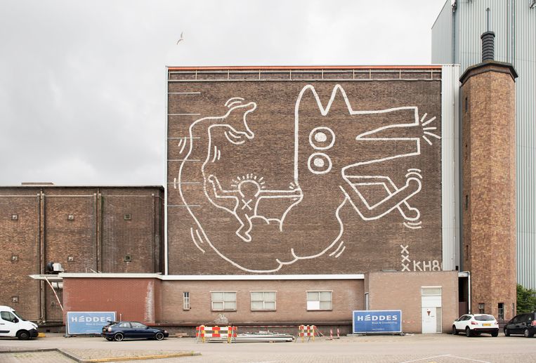 Food Center in Amsterdam-West, waar de muurschildering van Keith Haring weer zichtbaar is gemaakt.  Beeld Els Zweerink