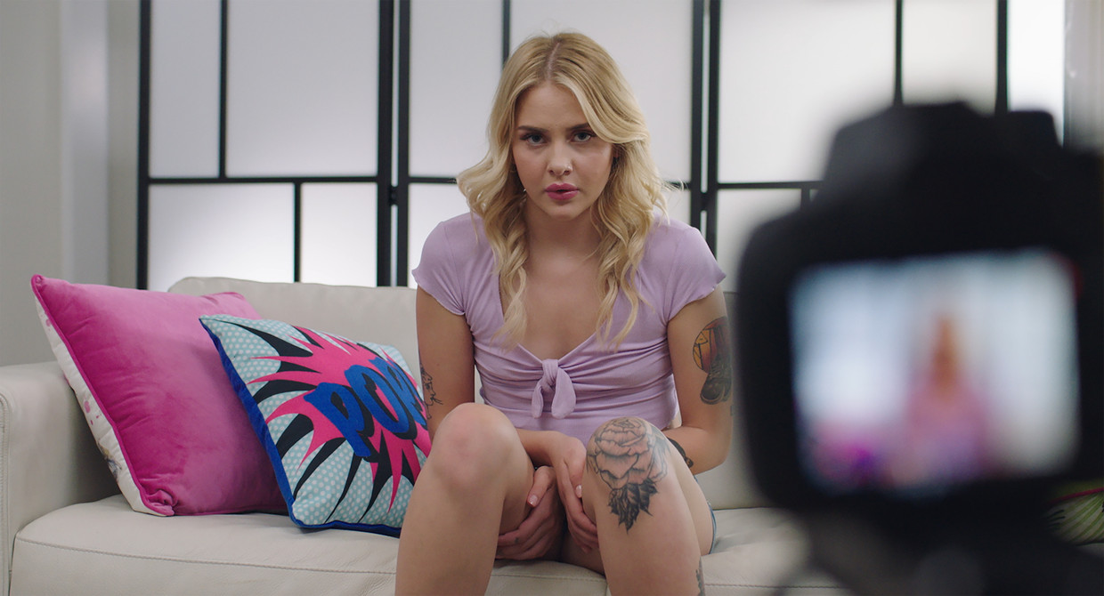 Sofia Kappel in de film ‘Pleasure’ van Ninja Thyberg. ‘Er zit geen enkele ‘sexy’ scène in.’ Beeld rv