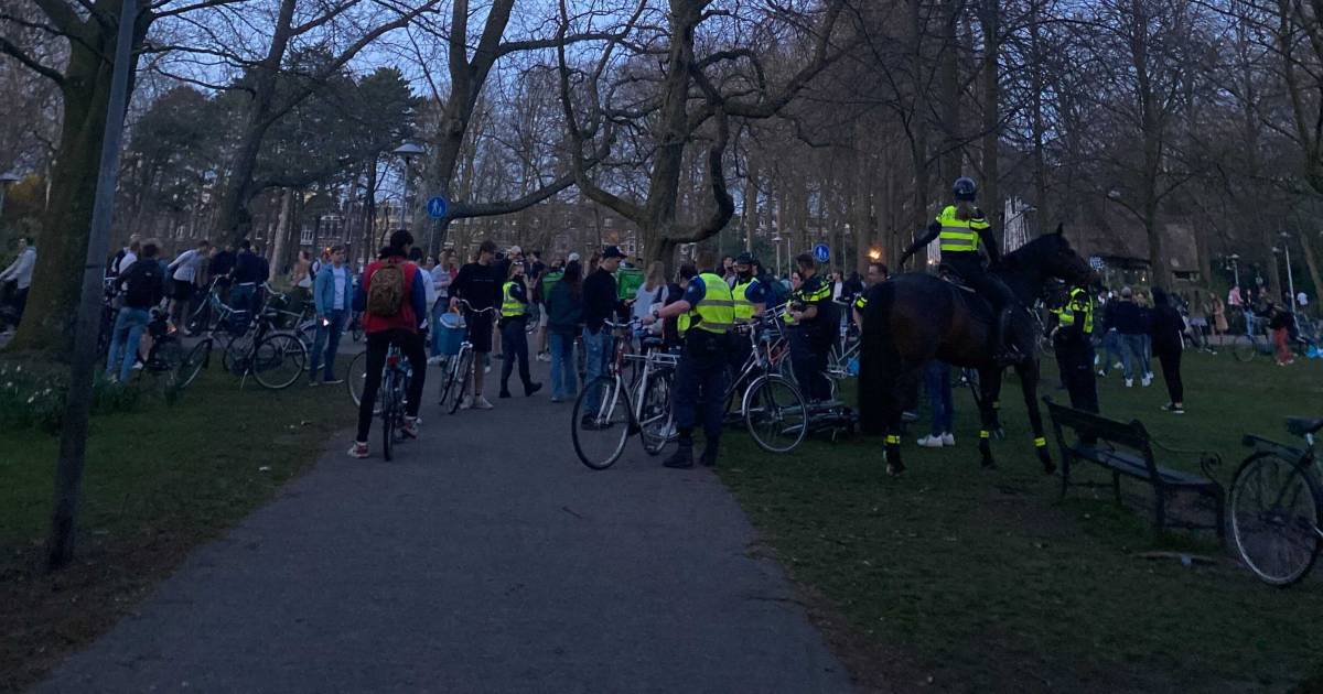 Ach ja,hufters en aso's pakken we niet meer op.Aangiftes ook niet meer opnemen.Maar mensen een frisse neus ontnemen wel,want dat is snel verdiend op je bonnen quotum.Zielige bonnetjesschrijvers.Respect krijg je niet,dat verdien je door gedrag, agentjes!! .