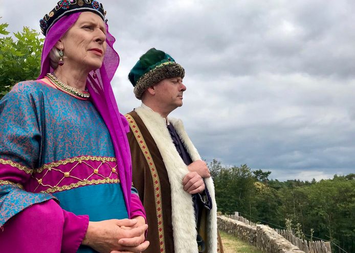 Twee acteurs als gravin Adela en graaf Balderik.