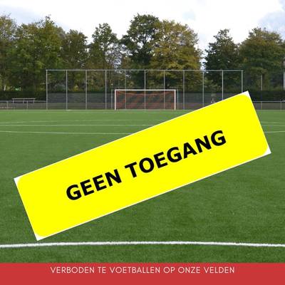 Met peuken gaten branden in kunstgras: voetballen buiten reguliere openingstijden op sportpark in As