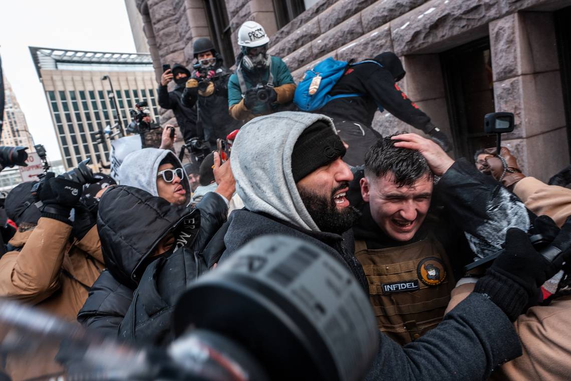 Een conservatieve influencer probeerde het ICE-protest in Minneapolis te breken. Het liep al snel volledig uit de hand
