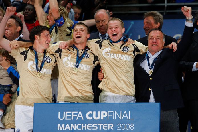 Igor Denisovc, tweede van links, met Dick Advocaat (rechts) na het winnen van de UEFA Cup in 2008.