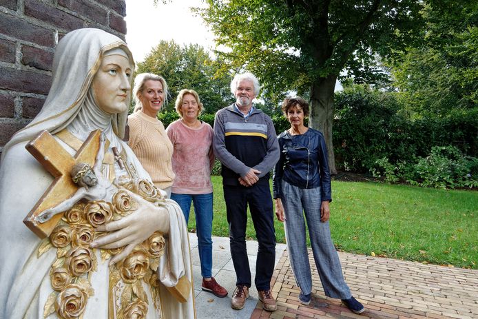 Het beeld van de Heilige Theresia met daarnaast Rian van der Heijden, Toos Heesakkers , Chris Snik en Nelleke de Lange.
