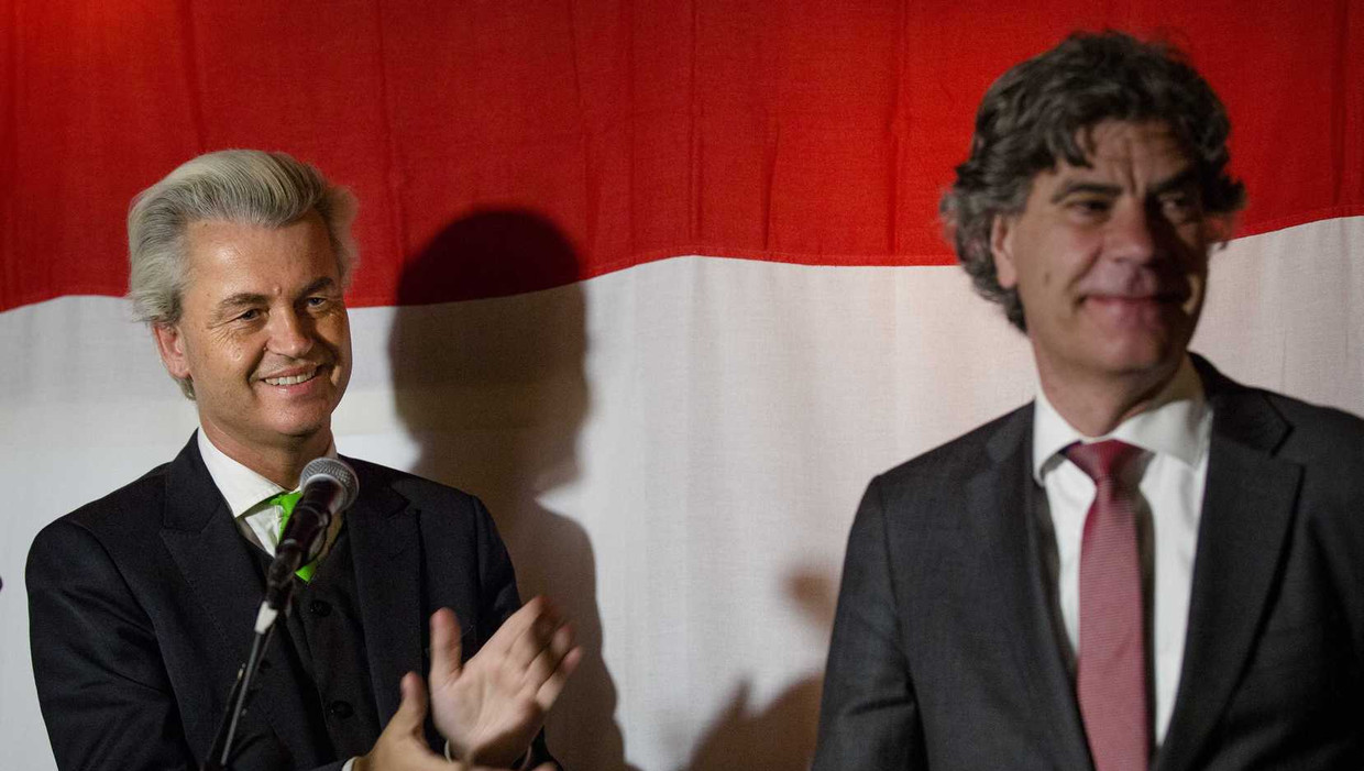 PVV-leider Geert Wilders (L) en lijsttrekker Marcel de Graaff geven een reactie op de uitslag van de exitpoll van de verkiezingen voor het Europees parlement. Beeld anp