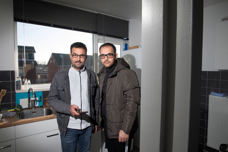  Abdulmunem Darwish (L) en Rasheed Alshehadi uit Syrië wachten op nieuws van familieleden uit Syrië.  Beeld Ton Toemen