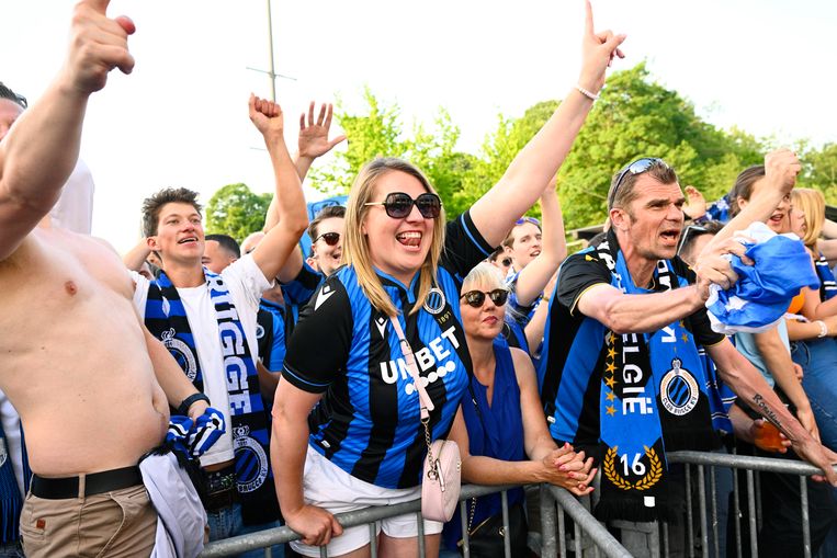 Club Brugge-fans vieren de achttiende landstitel in het voetbal. Beeld Photo News