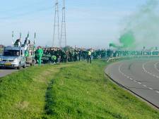 Supporters van Nieuw-Lekkerland in mars naar Kinderdijk, maar met een kater terug